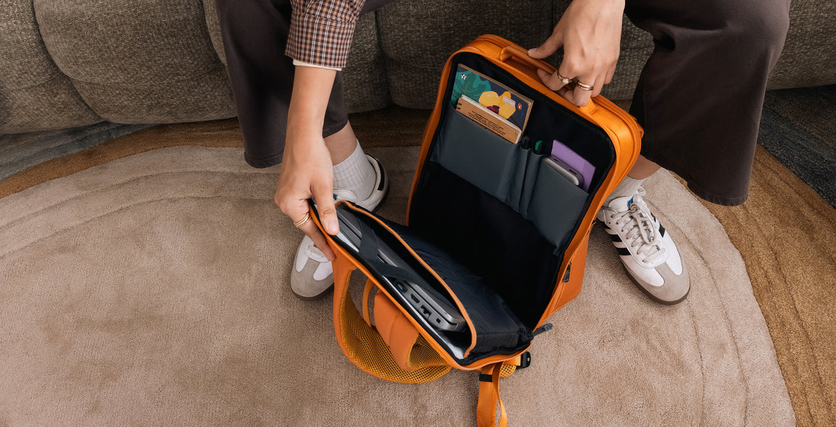 Flat-open laptop compartment