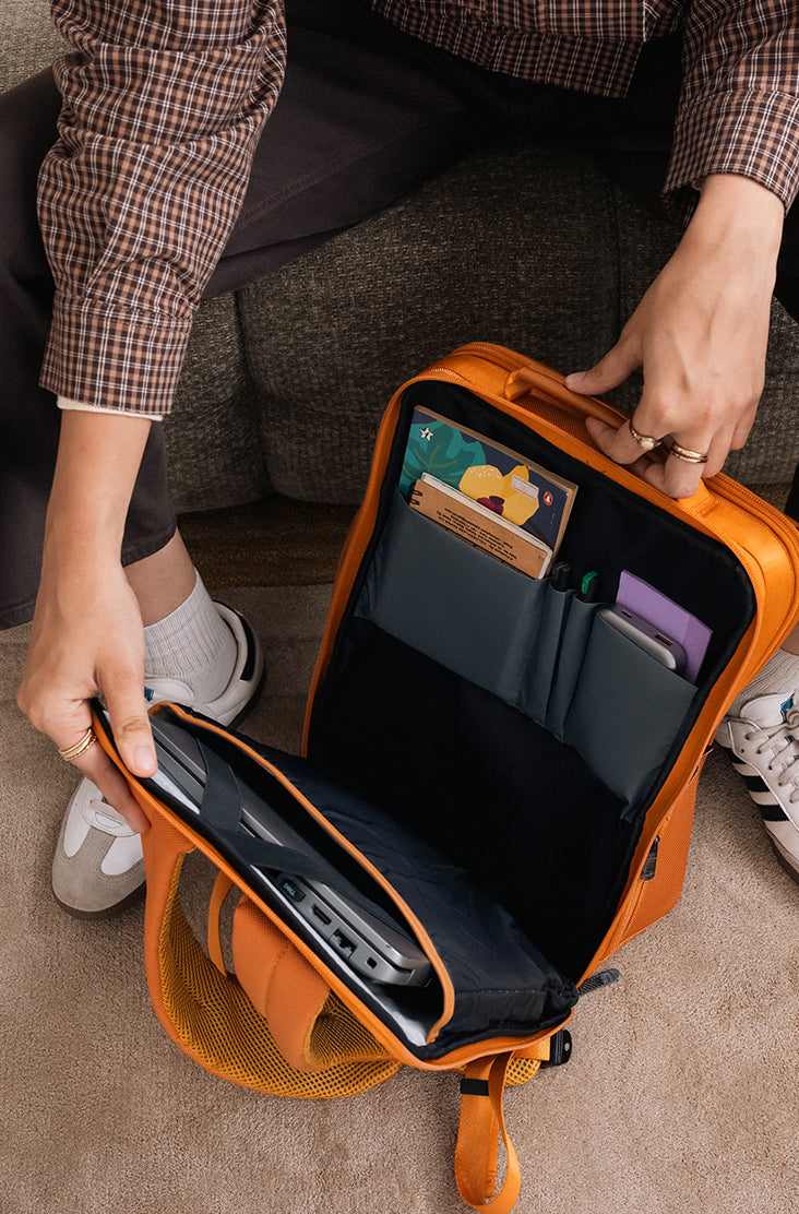 Flat-open laptop compartment