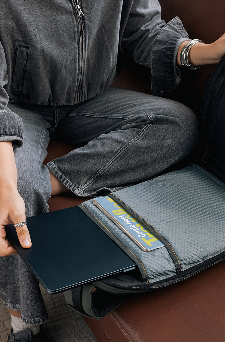 Flat-open laptop compartment